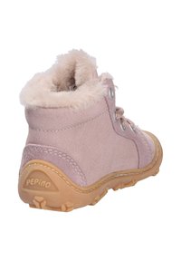 Stivaletto alla caviglia in suede rosa con fodera in morbido peluche, occhielli in metallo circolare e suola in gomma con motivo testurizzato; marchio sul tacco.