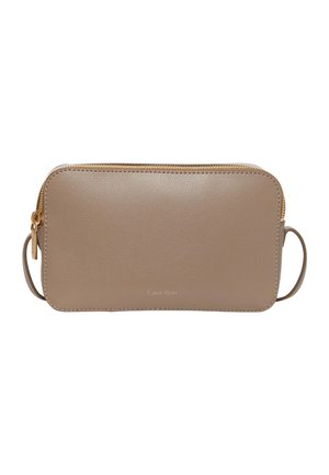 Calvin Klein FOIL LOGO ELONGATED - Geantă crossbody - desert taupe