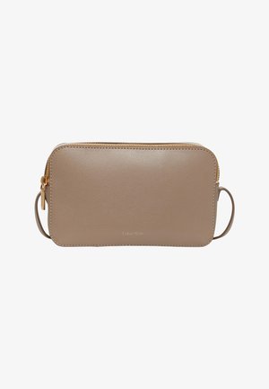 Ristmikuga ristkülikukujuline taupe värvi nahast käekott, millel on kuldne lukk ja väike Calvin Kleini logo esikülje allosas keskendatud.