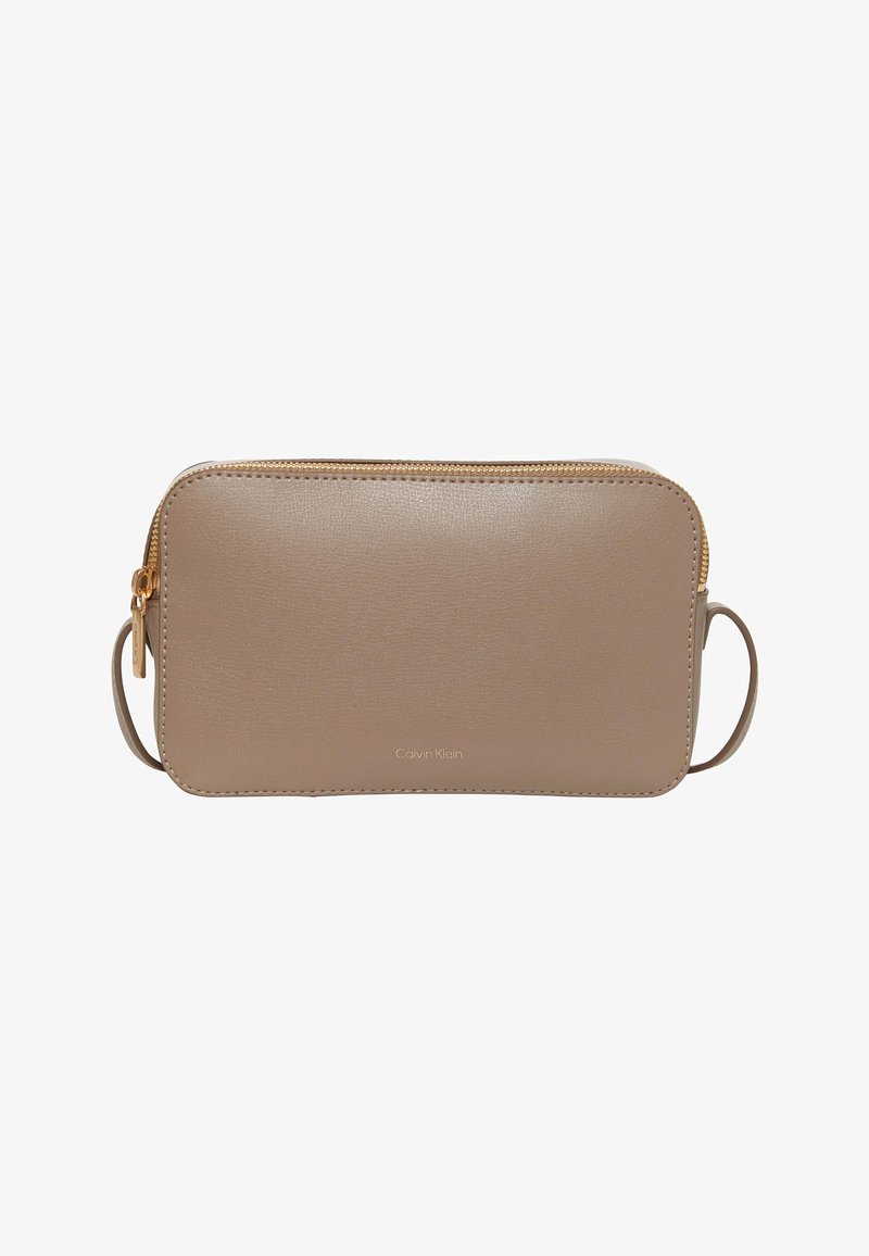 Ορθογώνια καφέ-γκρι δερμάτινη τσάντα χειρός με χρυσλό φερμουάρ και μικρό λογότυπο Calvin Klein στο κέντρο στο κάτω μέρος της μπροστινής πλευράς.
