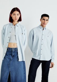 GAP MICKEY BIG SHIRT UNISEX - Pogājama blūze - bleach blue