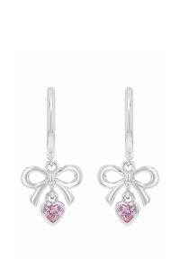 Pendientes de plata con un diseño de lazo que presentan cristales rosas en forma de corazón colgantes, mostrando un acabado pulido y ganchos elegantes.