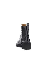 Stivaletto nero in vernice con tacco spesso, laccio frontale, zip laterale e suola testurizzata. Finitura liscia e linguetta sul retro.