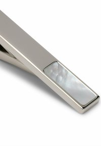 Srebrny klips do krawata z prostokątną, polerowaną wstawką z muszli perłowej. Gładka powierzchnia z eleganckim, nowoczesnym designem.