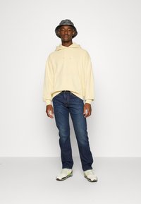Levi's® TAB HOODIE UNISEX - Jersey con capucha - yellow plum