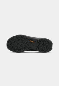 Schwarze Wanderschuhsohle mit tiefen, multidirektionalen Stollen für besseren Halt. Strukturierter Gummi mit einem orangen Continental-Logo an der Seite.