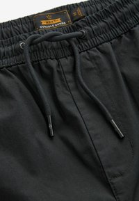 Next REGULAR FIT - Lühikesed püksid - black
