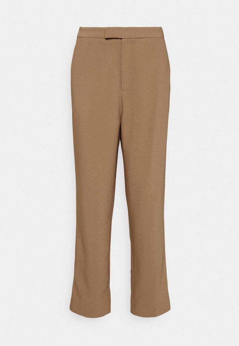 Pantalon marron sur mesure à jambes droites avec un pli frontal et une ceinture, sur un fond uni.
