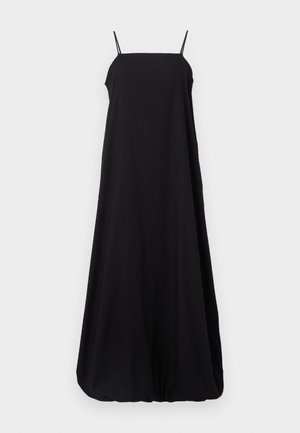 Vestido maxi negro sin mangas con tirantes delgados, diseño suelto y fluido, tejido suave y dobladillo fruncido que crea una silueta de fondo redondeada.