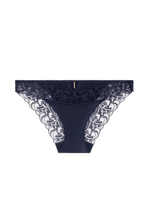Culotte en dentelle bleu marine avec des motifs floraux complexes, des côtés transparents et un panneau avant uni. Détail or à l'arrière pour plus de raffinement.