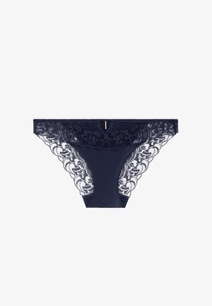 Culotte en dentelle bleu marine avec des motifs floraux complexes, des côtés transparents et un panneau avant uni. Détail or à l'arrière pour plus de raffinement.