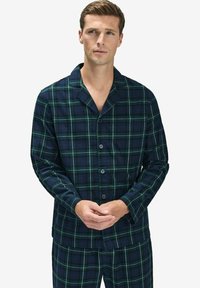 Miesten ruudullinen pyjama-asusetti tummansinisestä ja vihreästä. Valmistettu pehmeästä kankaasta, se sisältää napitettavan paidan, jossa on kaulus, ja yhteensopivat housut.