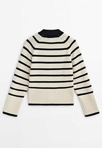 Sweter dzianinowy w paski posiada poziome pasy w kolorze czarnym i kremowym, ribbowane wykończenie u dołu i przy mankietach oraz okrągły dekolt z solidnym czarnym kołnierzem.