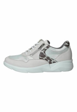 Witte en grijze lage sneaker met veters aan de voorkant, zijrits en luipaardprint accenten op hiel en zijkanten.