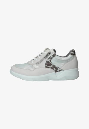 Witte en grijze lage sneaker met veters aan de voorkant, zijrits en luipaardprint accenten op hiel en zijkanten.