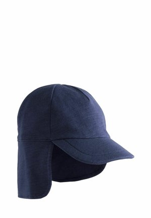 Casquette de baseball bleu marine avec une large visière courbée et des rabats sur les côtés. Fabriquée en tissu doux avec une finition texturée.