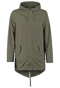 Chaqueta con capucha en verde oliva, hecha de tejido ligero, con cremallera frontal, dos bolsillos laterales y un dobladillo trasero más largo.