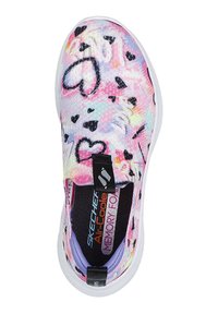 Zapatilla slip-on colorida con un patrón multicolor de corazones, parte superior de tela texturizada y plantilla acolchada de espuma con memoria. Acentos en la suela blanca.