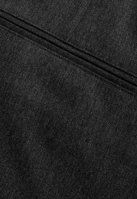 Tkană din denim negru cu o textură netedă și variații subtile, evidențiind un detaliu de cusătură diagonală pentru un interes de design suplimentar.