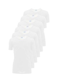Sei t-shirt a girocollo a manica corta di colore bianco, impilate in un arrangiamento a cascata su uno sfondo bianco.