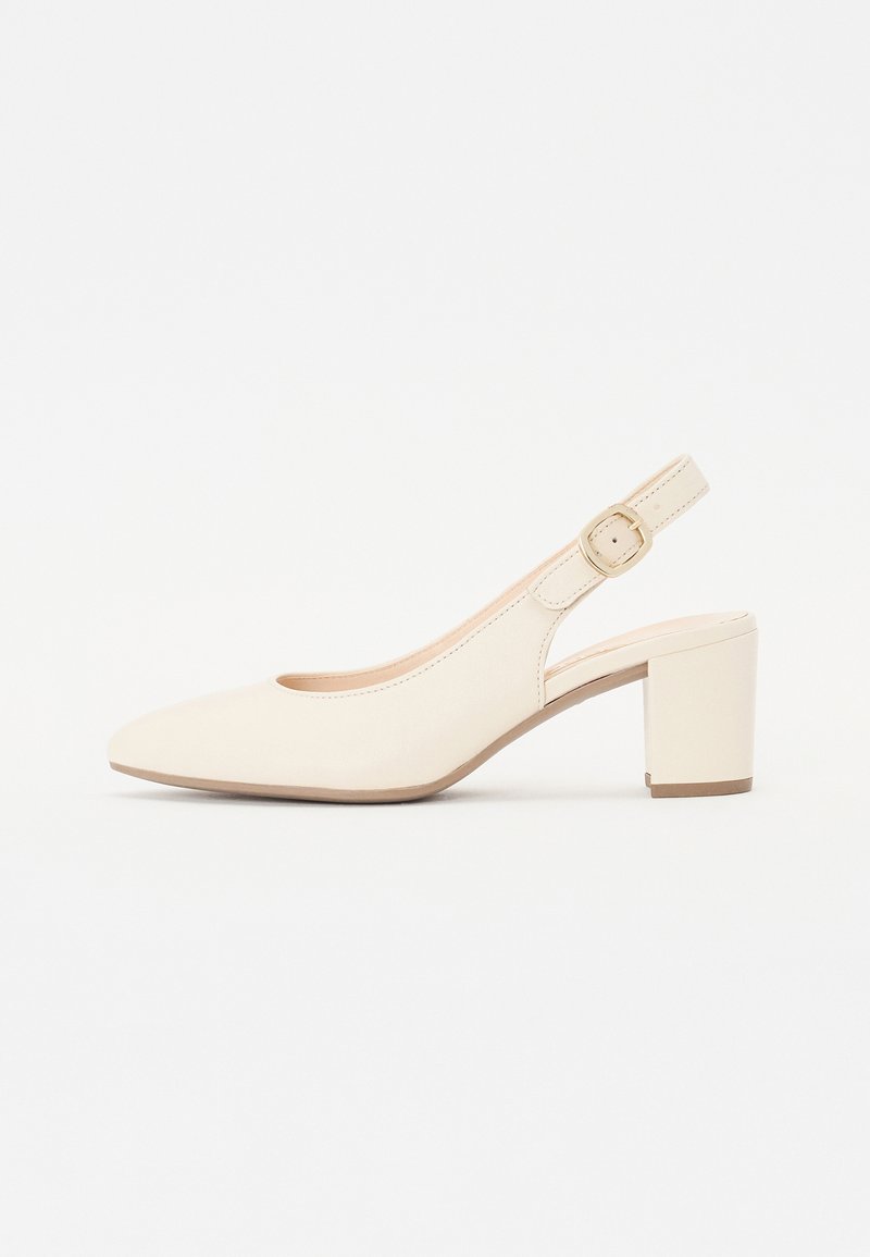 Beige slingback pump dengan ujung bulat, gesper yang dapat disesuaikan, dan tumit blok rendah. Tekstur halus dengan sedikit rincian.