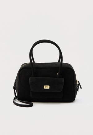 Mustast seemisnahast käekott kahe sangaga, esiosas kuldse pöördlukuga tasku ja eemaldatava õlarihmaga, valge taustaga.