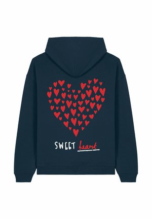 Tamsiai mėlynas džemperis su raudona širdies grafika, sudaryta iš mažų širdelių. Yra tekstas "SWEET heart" baltos ir raudonos spalvos, pagamintas iš medvilnės mišinio.