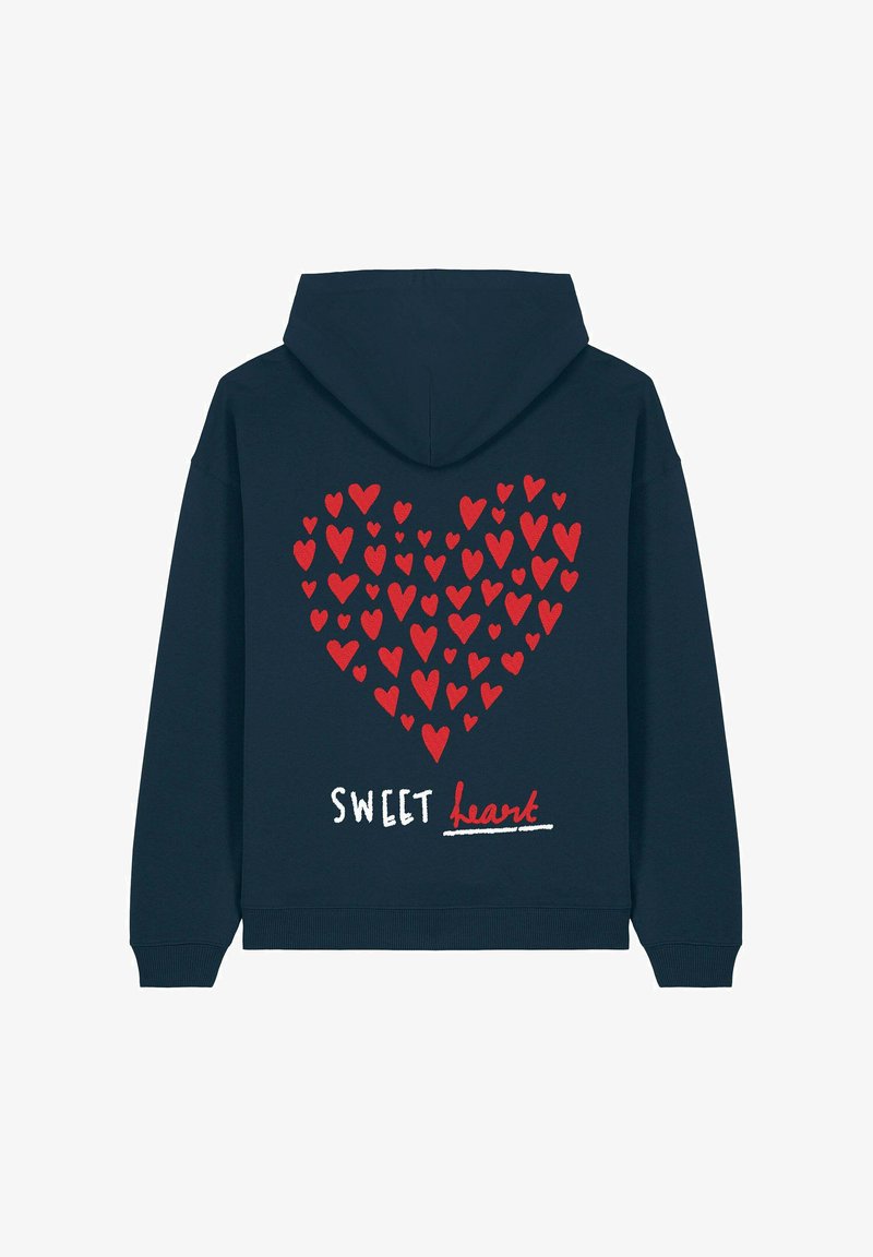 Námornícky modrá mikina s kapucňou s grafickým vyobrazením červeného srdca z malých srdiečok. Obsahuje text "SWEET heart" v bielej a červenej farbe, vyrobená z bavlnenej zmesi.