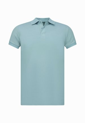 Lichtblauw poloshirt met korte mouwen, kraag en een knoopsluiting met twee knopen, weergegeven tegen een witte achtergrond.