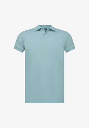Lichtblauw poloshirt met korte mouwen, kraag en een knoopsluiting met twee knopen, weergegeven tegen een witte achtergrond.