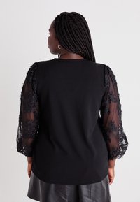 Vero Moda Curve VMCEMMALY  - Topper langermet - black