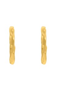 Boucles d'oreilles en or tressées avec une texture ondulée et une finition polie, présentant un design lisse et une structure légère.