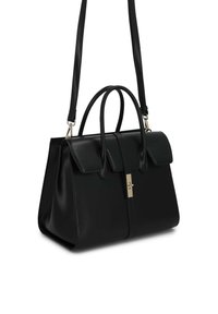 Czarna skórzana torebka z górnymi uchwytami, klapą zamykaną na zatrzask, złotym metalowym wykończeniem oraz regulowanym paskiem na ramię na białym tle.