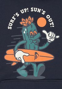 Un personaje de cactus animado que lleva una tabla de surf naranja, haciendo un gesto de "shaka" con el sol arriba y el texto "¡A surfear! ¡Sol afuera!"