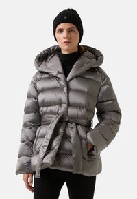 Grå puffjakke med hætte, indsnævret talje og vandret quiltet design. Stoffet ser glansfuldt ud; har et bælte og lynlåslommer.