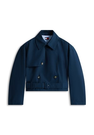 Μπλε ναυτικό καφέ παλτό cropped με φαρδύ γιακά, διπλό κουμπί, ζώνη στη μέση και μακριά μανίκια σε λευκό φόντο.