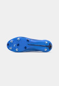Blauer Fußballschuh mit sechs Metallstollen und drei schwarzen Kunststoffstollen, mit dem Puma-Logo, auf weißem Hintergrund.
