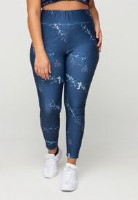 Leggings azul marino con un estampado floral en tonos de azul claro y morado, confeccionados con una tela suave y elástica, y con una cintura alta.
