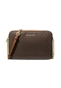 Brūns Michael Kors plecu soma ar regulējamu ādas siksnu un zelta ķēdes detaļu, kurai ir teksta logotipa raksts un zelta zīmola nosaukums priekšpusē.