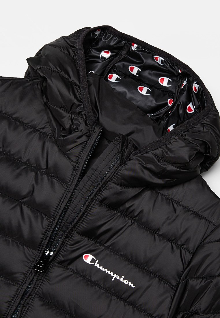 Giacca a vento nera con cappuccio, caratterizzata da un motivo a righe orizzontali e chiusura con zip. Fodera con design del logo in piccolo ripetuto.