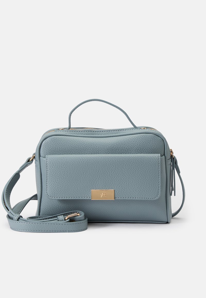 Lyseblå tekstureret lædercrossbody-taske med en guldaccentplade, rektangulær form, lynlåslukning og justerbar rem.