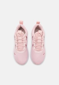 Rosa sportskor med ovandel i mesh, platta skosnören och en dragring vid hälen. Har en liten logotyp och texturerade detaljer på sidorna.