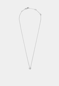 Sølv kædedykket med en enkelt rund vedhæng med en klar sten, fin tekstur og et minimalistisk design.