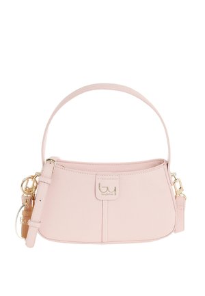 Borsa a mano in pelle rosa chiaro con manico superiore, ferrature dorate, tracolla laterale regolabile e piccola targhetta metallica con logo sul davanti.