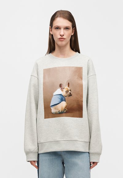 Hellgraues Sweatshirt mit großem Aufdruck eines Französischen Bulldogs, der einen blau-weißen Kapuzenpullover trägt. Es hat eine lockere Passform und gerippte Bündchen.