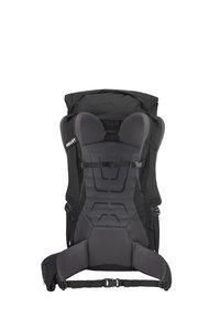 Plecak do noszenia dzieci w czarnym materiale z poduszkowanym oparciem i regulowanymi paskami. Posiada siatkową teksturę i bezpieczne klamry.