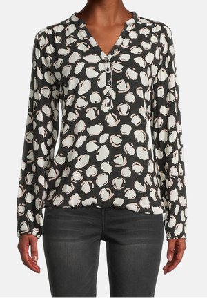 Blouse à manches longues noire avec des motifs abstraits blancs et rose pâle, dotée d'un col en V et d'une patte de boutonnage. Texture de tissu douce.