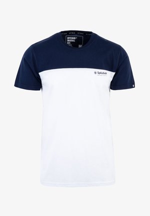 Marineblauwe en witte T-shirt met een effen kleurblokontwerp, ronde hals en klein logo op de borst. Gemaakt van zachte katoenstof, met korte mouwen.