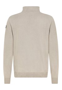 Beige Strickpullover mit hohem Kragen, gerippten Bündchen und Saum. Mit einem Logopatch auf dem linken Ärmel. Glatte Textur.