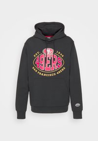 Sweat à capuche noir avec le logo des San Francisco 49ers, texte "EST. 1946" et poche kangourou à l'avant, présenté sur un fond uni.